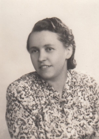Marie Fialová, rozená Kroupová, matka pamětnice, Přeštice, asi 1940