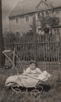 Hannelore v kočárku, 1944, Německo