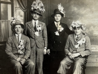 Otec Alois, rekrut, první vpravo