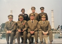 delegácia československej armády v Indii v decembri 1991, dolný rad zľava gen. Jiří Jindra, celkom vpravo gen. Svetozár Naďovič