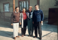 gen. Svetozár Naďovič a jeho manželka sa priatelil s generálom Hartmutom Foertschom a jeho manželkou, na fotografii počas návštevy v Trenčianskych Stankovciach. Gen. Hartmut Foertsch bol zodpovedný za odsun okupačných vojsk z Nemecka
