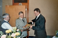 uvedenie knihy The Great Withdrawal (Veľký odsun), ktorej spoluautor bol aj generál Naďovič