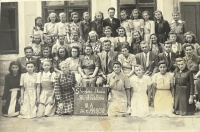 rodičia Naďovičovci ako učitelia v škole v Sládkovičove