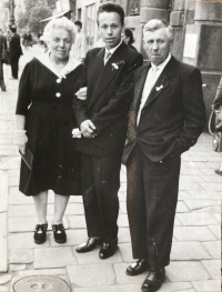 Jindřich Fencl na svatbě se svými rodiči, 1962