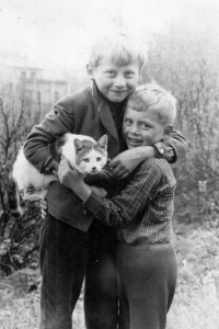 Petr Louda s bratrem, 1968