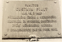 Pamětní deska na rodném domě Gustava Fialy v Borovech u Přeštic