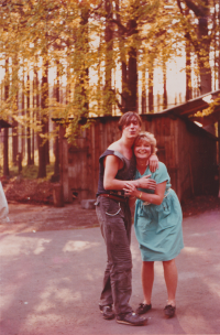 Pamětník s kamarádkou, druhá polovina 80. let