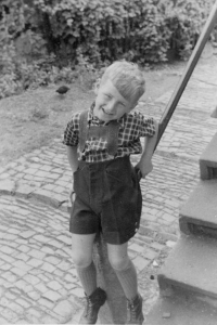 Pamětník Josef Urban u schodiště domu v Čajkovského ulici, válečné období