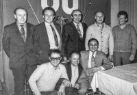 Pamětník Josef Urban (dole uprostřed) při setkání s kamarády z Veslařského klubu v roce 1980