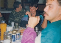 Před odjezdem domů, pamětník s cigaretou, 1993 