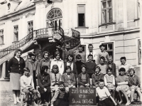 Základní škola (pamětnice první zleva, sedící)