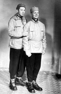 Josef Hackenbegr vpravo, s kamarádem Hugem na výletě v Krkonoších, 50. léta