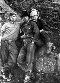 Josef Hackenberg vpravo v době vojenské služby u pomocných technických praporů, 1952