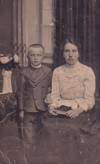 Otec Antonín Pytela se svou matkou Annou