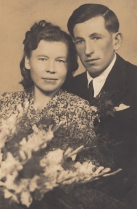 Svatební foto rodičů, 40. léta 20. století