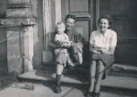 Jan Král with his mother and hockey player Josef Maleček, 1940