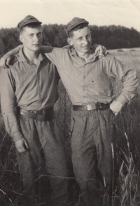 Svatopluk Cagašík na vojně, 1966-68, pamětník na fotografii vpravo