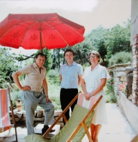 Alexandr Skalický s manželkou a synem doma v Náchodě v roce 1983