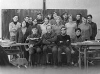 Střední všeobecně vzdělávací škola ve Stříbře, těsně před maturitou, rok 1969, pamětnice v druhé řadě uprostřed, světlý svetřík s knoflíky