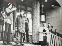 Jaroslav Škaloud (označen hvězdičkou) jako předseda stávkové komise na Akademii věd, 1989