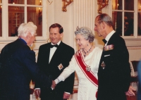František Fajtl s královnou Alžbětou II. a princem Phillipem, Pražský hrad, 1996