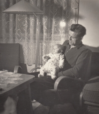 Irena Hirai jako nemluvně s tatínkem