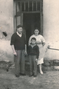 S rodiči, 1957