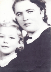 Kateřina Večeřová s maminkou, 1940, Dolní Studénky