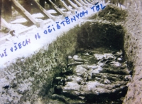 Fotografie z odkrytí hromadného hrobu v Bratrušově na střelnici s popiskem Kateřiny Večeřové, leden 1946