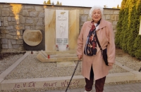 Kateřina Večeřová u památníku zavražděným odbojářům, 2025, Dolní Studénky