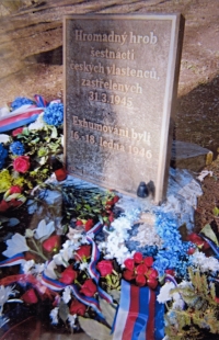 Detail označení hromadného hrobu šestnácti zastřelených odbojářů, Bratrušov střelnice