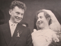 Svatební fotografie Alexandra Skalického a Jitky rozené Nejezchlebové, 14. dubna 1956