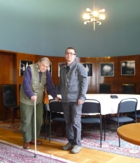 Alexandr Skalický vlevo s Jiřím Pátkem, kurátorem sbírky fotografie v Moravské galerii v Brně, na vernisáži výstavy v Náchodě v roce 2013