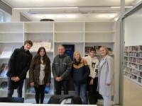 S týmem žáků během nahrávání pro projekt Příběhy našich sousedů, 2024