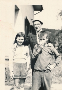 Augustin Kvoch se synem Augustinem a dcerou Emílií, 1959