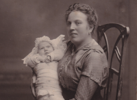 Babička s tatínkem pamětníka