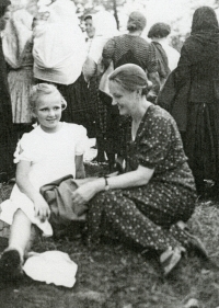 Cecílie Urbancová se svou matkou na pouti na Hostýně, 1941 
