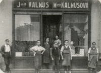 Obchod Josefa Kalmuse a jeho dcery Marie Kalmusové, která prodávala ženské prádlo, zřejmě 30. léta 20. století