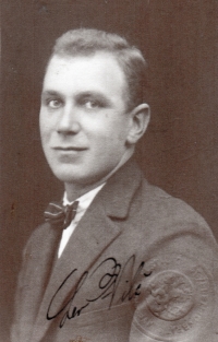 Otec Lev Vilč ve věku asi 35 až 40 let na průkazové fotografii