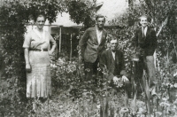 Zleva teta Marie, strýc Leopold, děda Josef, strýc Josef, mezi lety 1932/1933