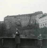 Jiří Urbanec a Cecílie Vilčová v Českém Krumlově u zámku, květen 1954