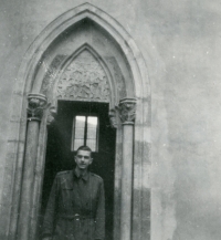 Zlatá koruna, vchod do staré kaple a Jiří Urbanec, 9. května 1954