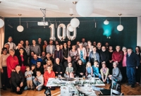 Marie Elfriede Kunze-Concewitz na oslavě stých narozenin s širší rodinou, 2025