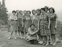 Zaměstnankyně podniku Elektroporcelán roku 1973, soutěžící o titul Brigáda social. práce, Jana Machová stojí druhá zleva