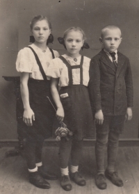 Frída, Ludmila, Ervin - sourozenci Suchánkovi 1947, SSSR