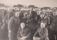 Otec Gustav Fiala (vpravo dole) na vojně, asi 1927