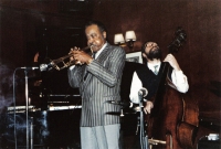 Vincenc Kummer in the background playing with jazz trumpeter Harry "Sweets" Edison, Widderbar Zurich, 1989