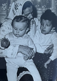 Babička Anežka Zemková s vnoučaty Jaroslavem a Evičkou