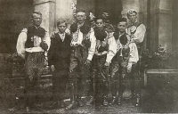 Slet Sokola v Praze. Druhý zleva Antonín Zemek, třetí zleva jeho bratr Josef Zemek, čtvrtý zleva Jan Kužela, 1929
