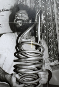 Petr Hromádka s objektem Aleše Vetešníka, 1985